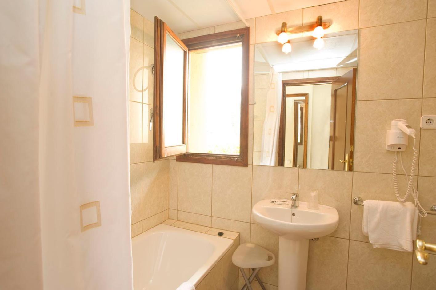 Hotel Llibrada Бенаске Экстерьер фото